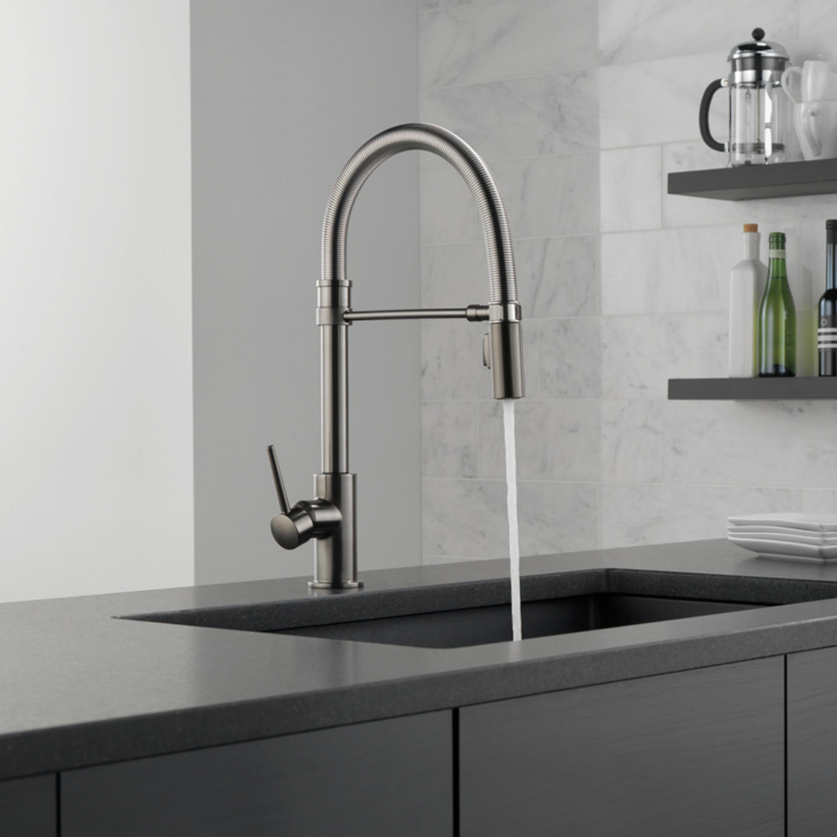 TRINSIC® SINGLE HANDLE PULL-DOWN KITCHEN FAUCET WITH SPRING SPOUT - robinsonco.ca
