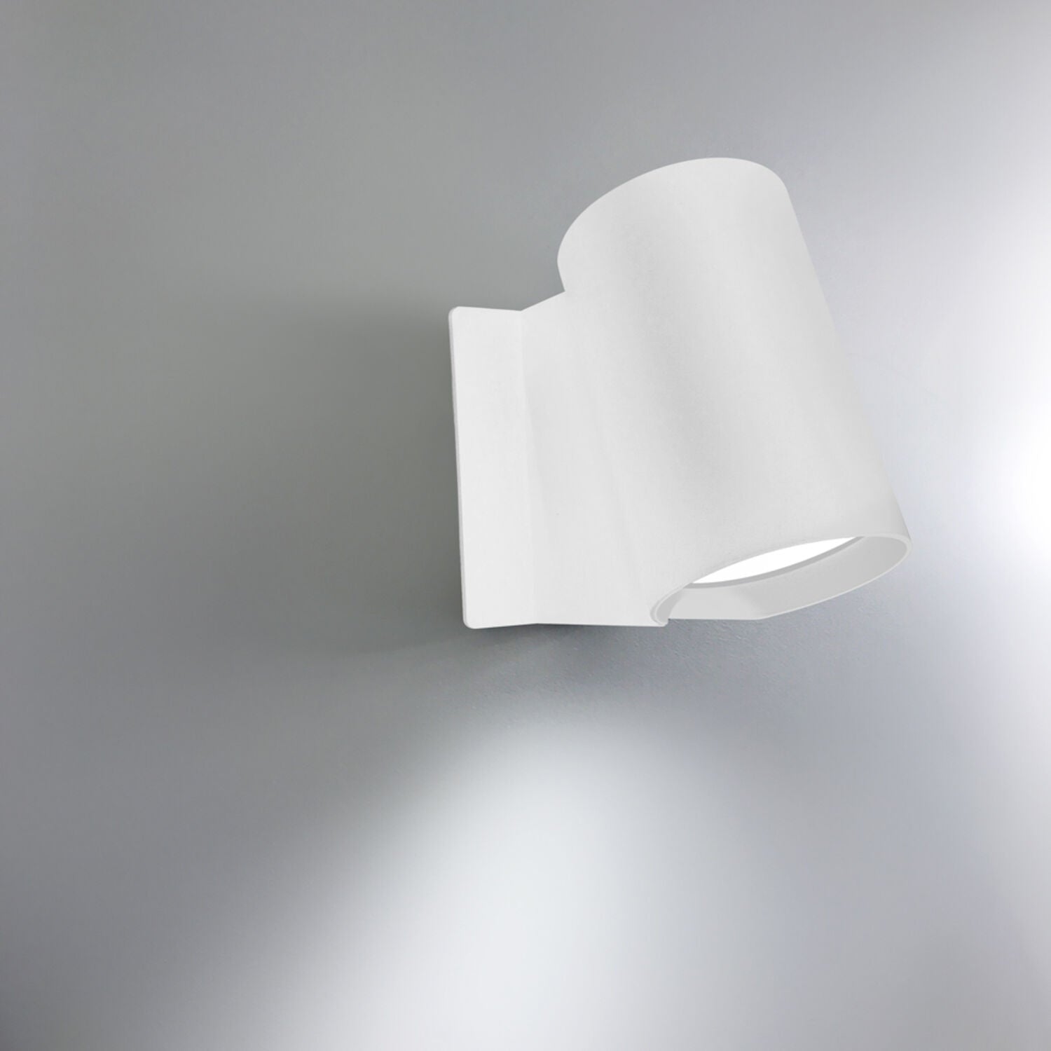 OBLIQUE WALL LIGHT - robinsonco.ca