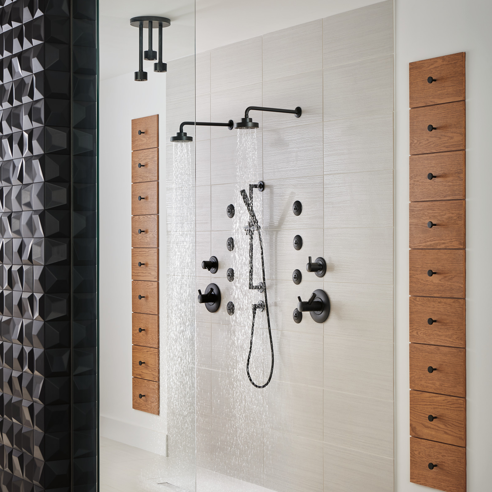 ESSENTIAL™ SHOWER HYDRACHOICE® INVIGORATING SPRAY HEAD WITH H2OKINETIC® TECHNOLOGY - robinsonco.ca