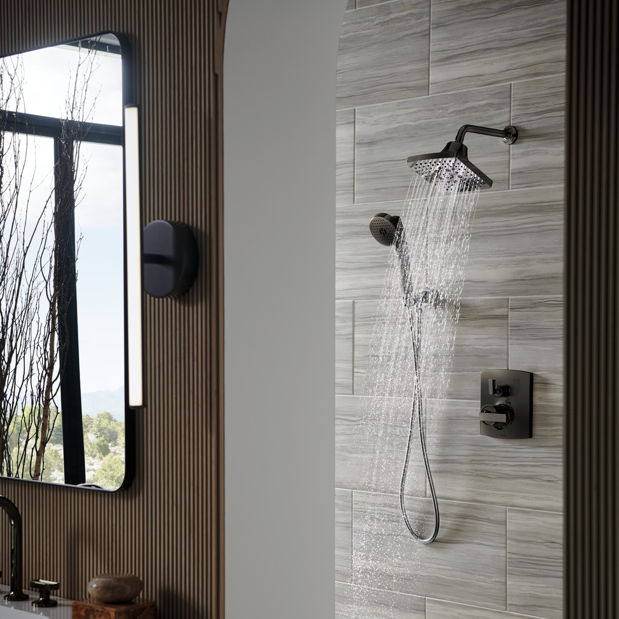ESSENTIAL™ SHOWER SERIES 7" LINEAR SQUARE H2OKINETIC® MULTI-FUNCTION WALL MOUNT SHOWERHEAD - robinsonco.ca
