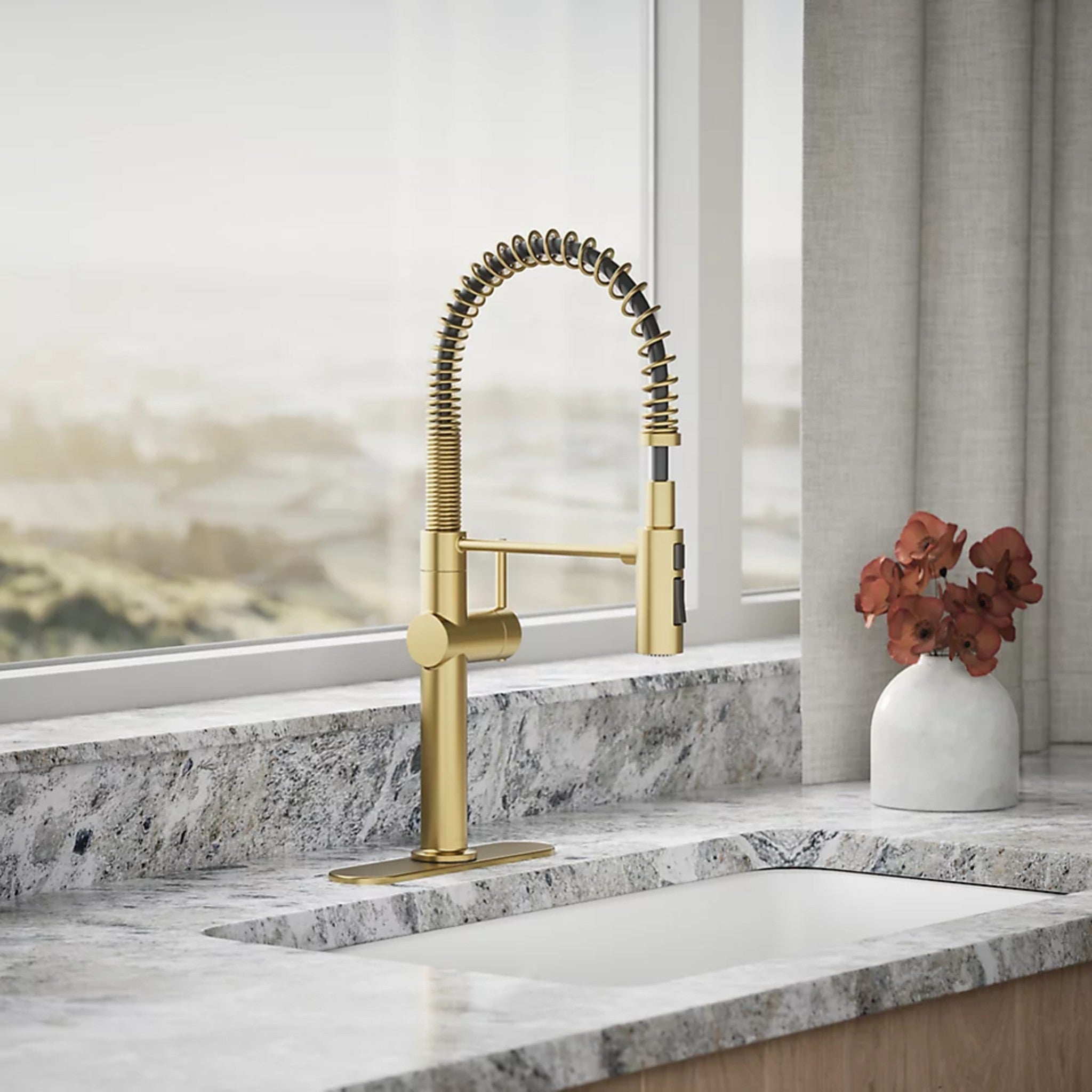 CRUE SEMI-PROFESSIONAL KITCHEN SINK FAUCET WITH THREE-FUNCTION SPRAYHEAD - robinsonco.ca
