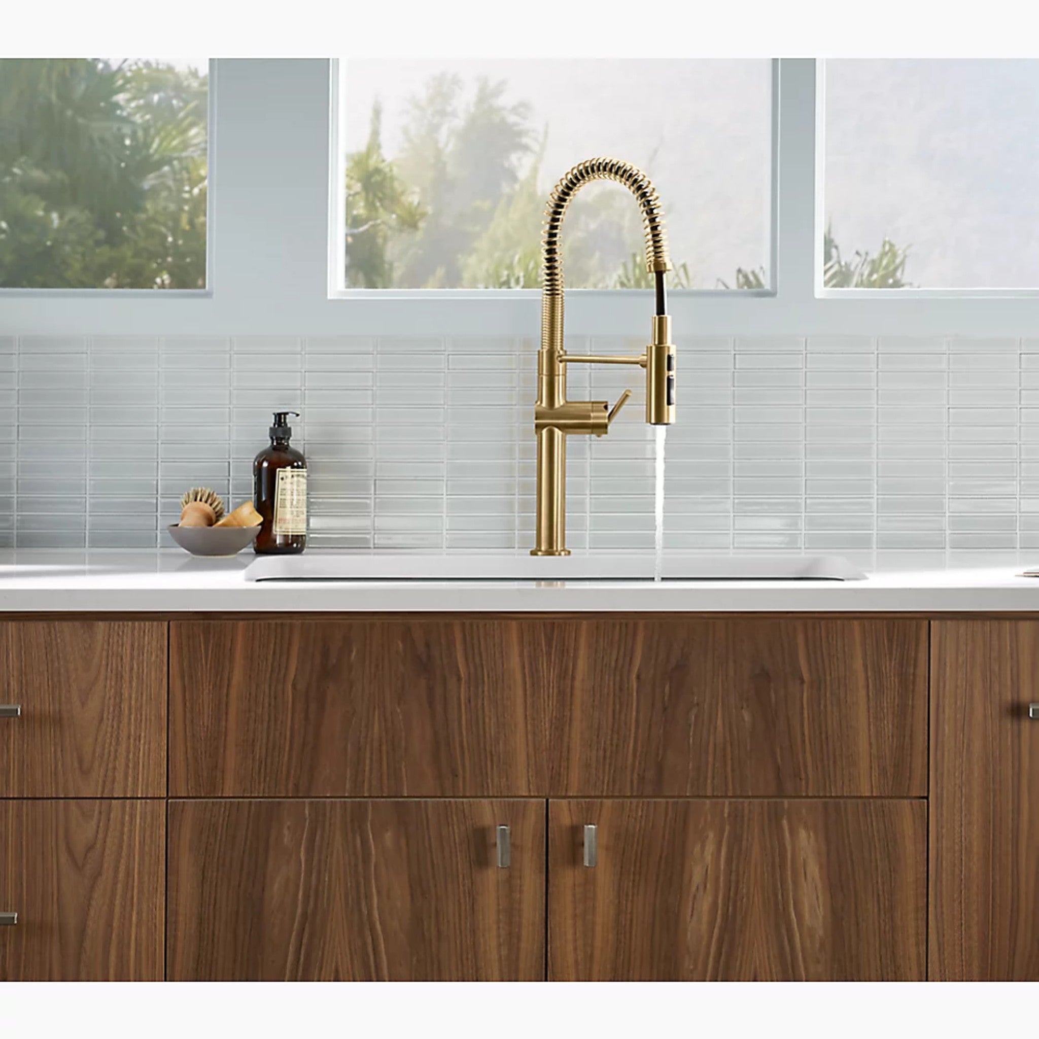 CRUE SEMI-PROFESSIONAL KITCHEN SINK FAUCET WITH THREE-FUNCTION SPRAYHEAD - robinsonco.ca