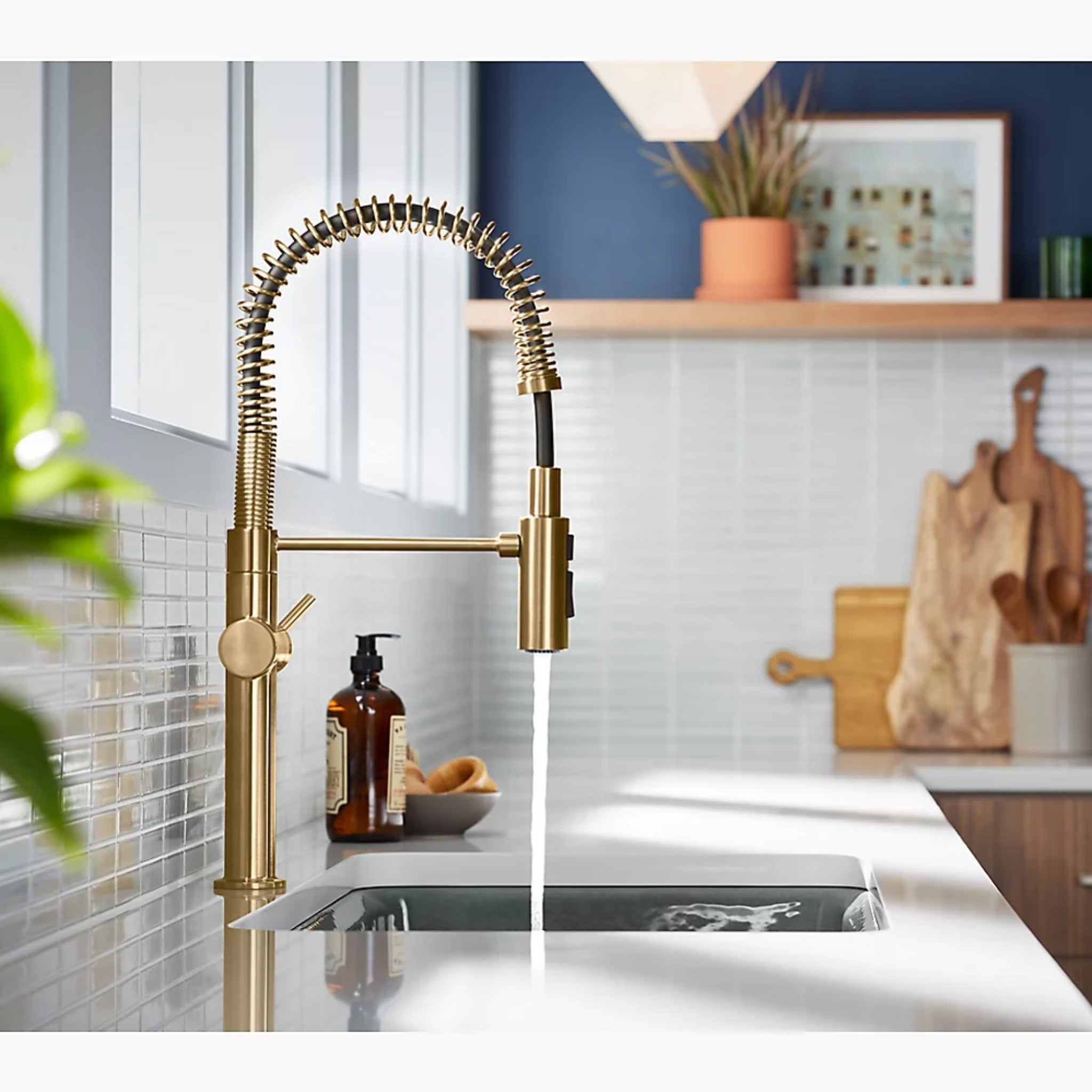CRUE SEMI-PROFESSIONAL KITCHEN SINK FAUCET WITH THREE-FUNCTION SPRAYHEAD - robinsonco.ca