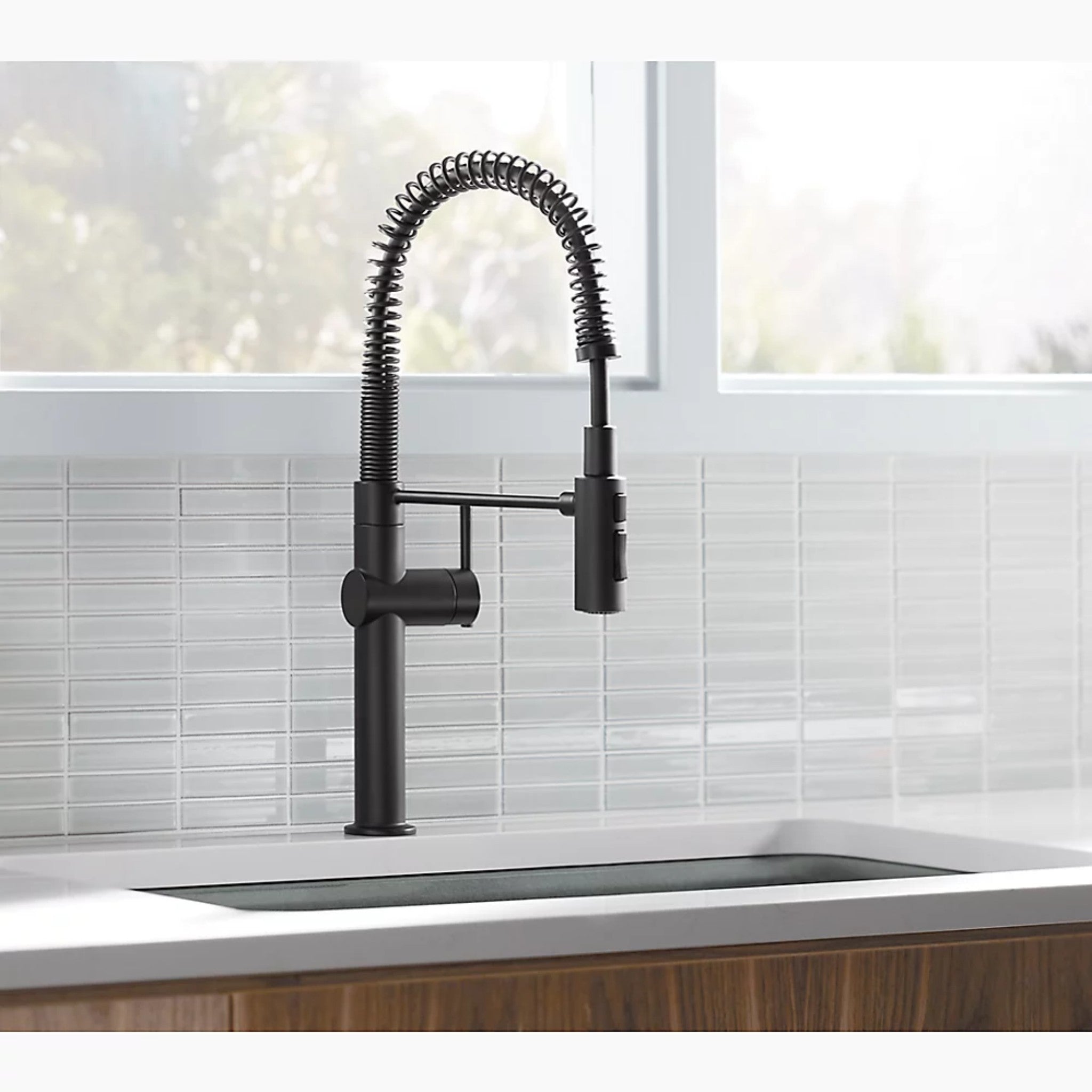 CRUE SEMI-PROFESSIONAL KITCHEN SINK FAUCET WITH THREE-FUNCTION SPRAYHEAD - robinsonco.ca