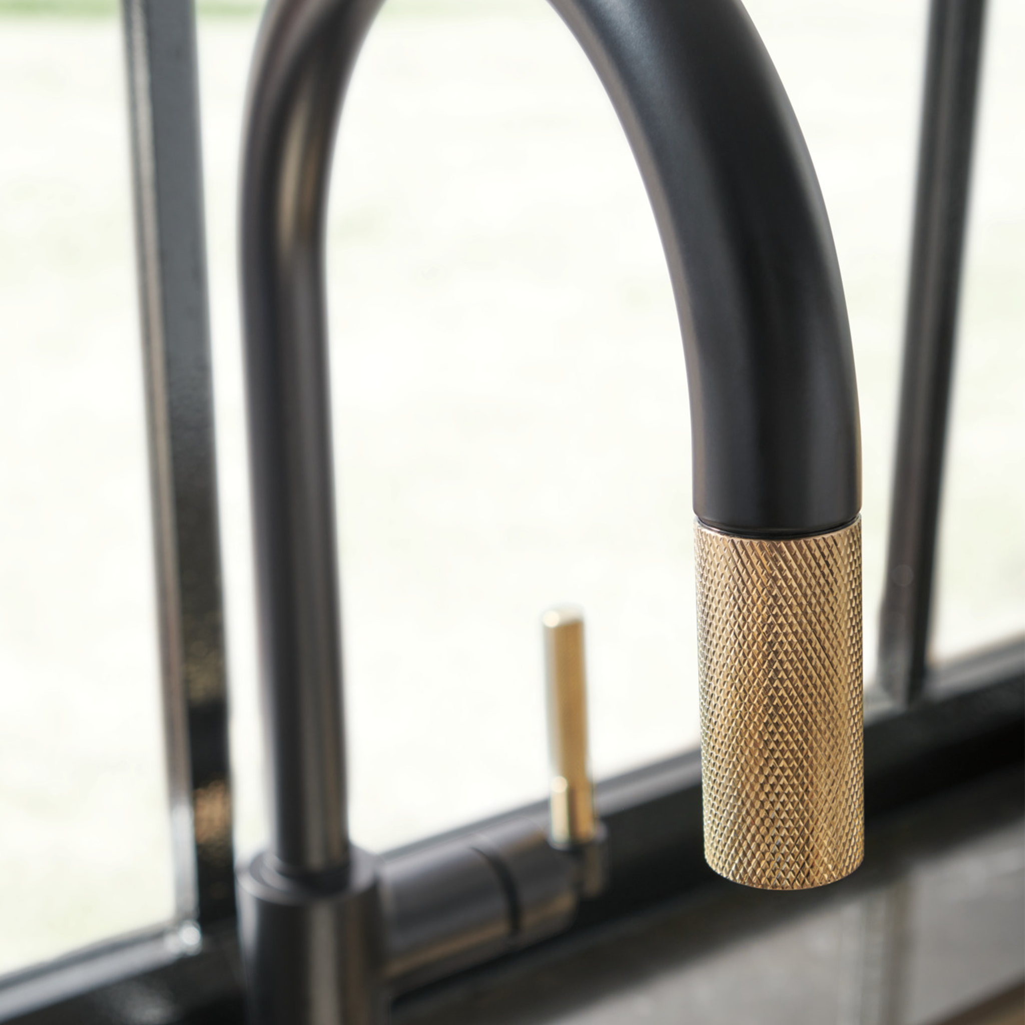 LITZE® PULL-DOWN FAUCET WITH ARC SPOUT AND KNURLED HANDLE - robinsonco.ca