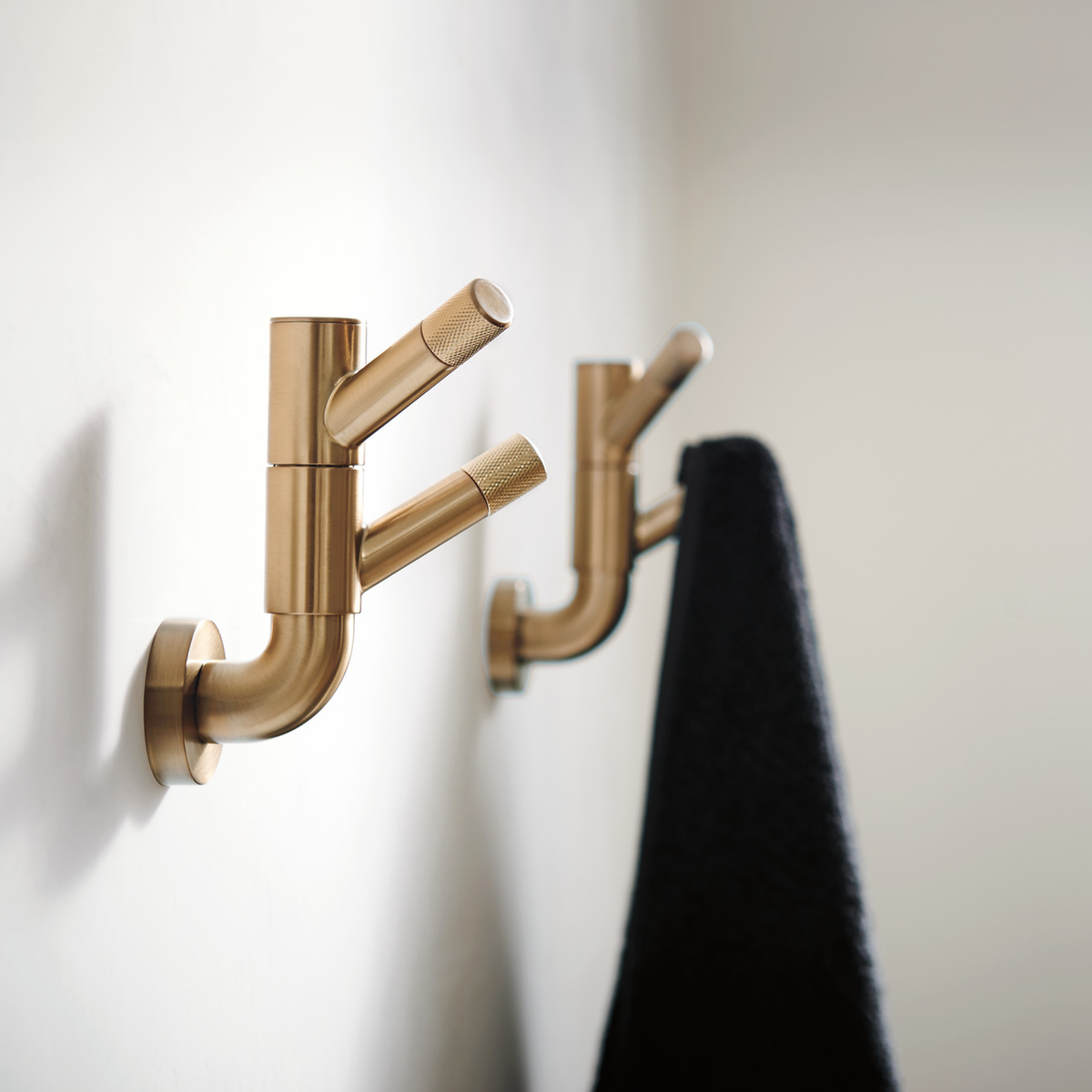 LITZE® ROTATING DOUBLE ROBE HOOK WITH KNURLING - robinsonco.ca