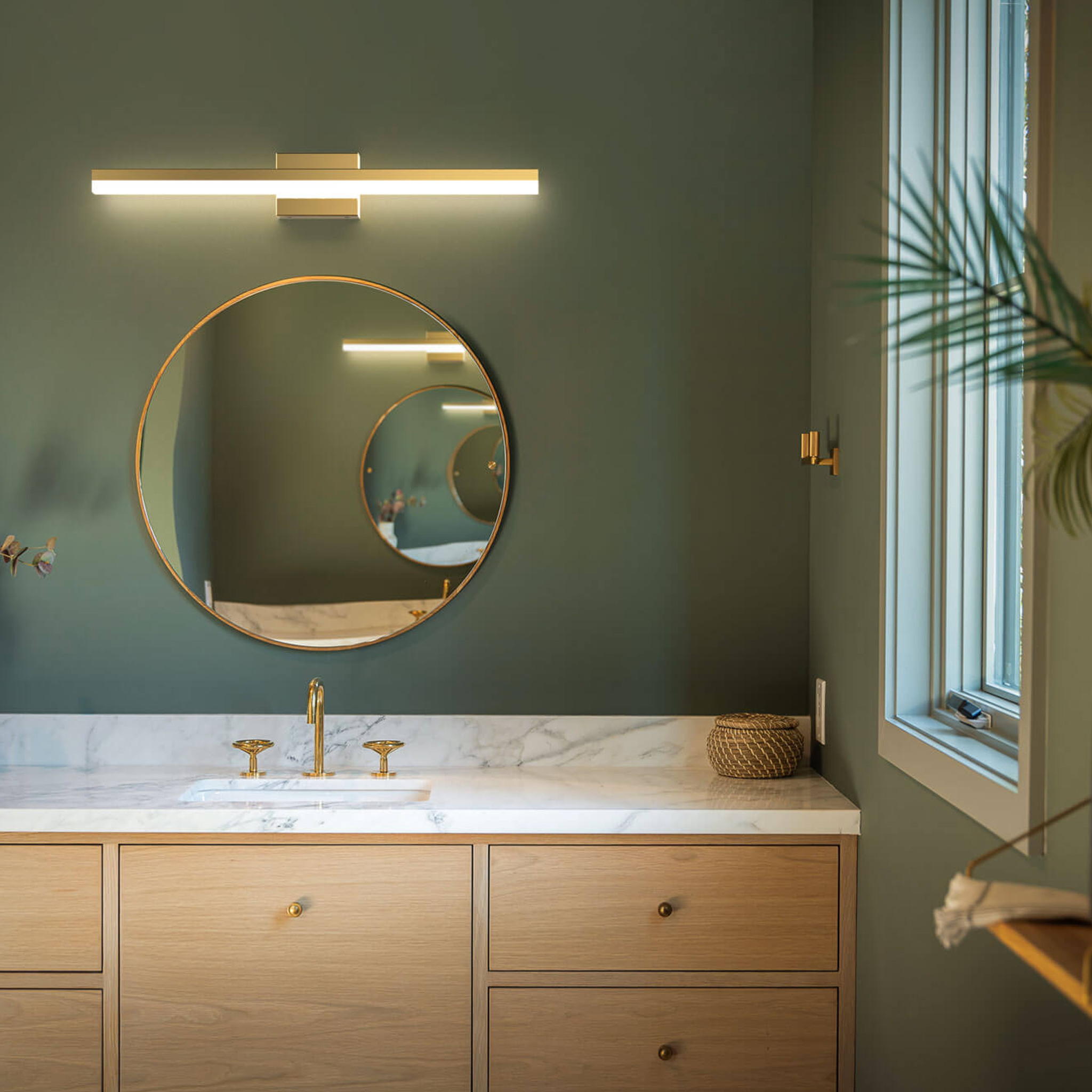 LYRA 32 INCH CCT LED LINEAR VANITY LIGHT - robinsonco.ca