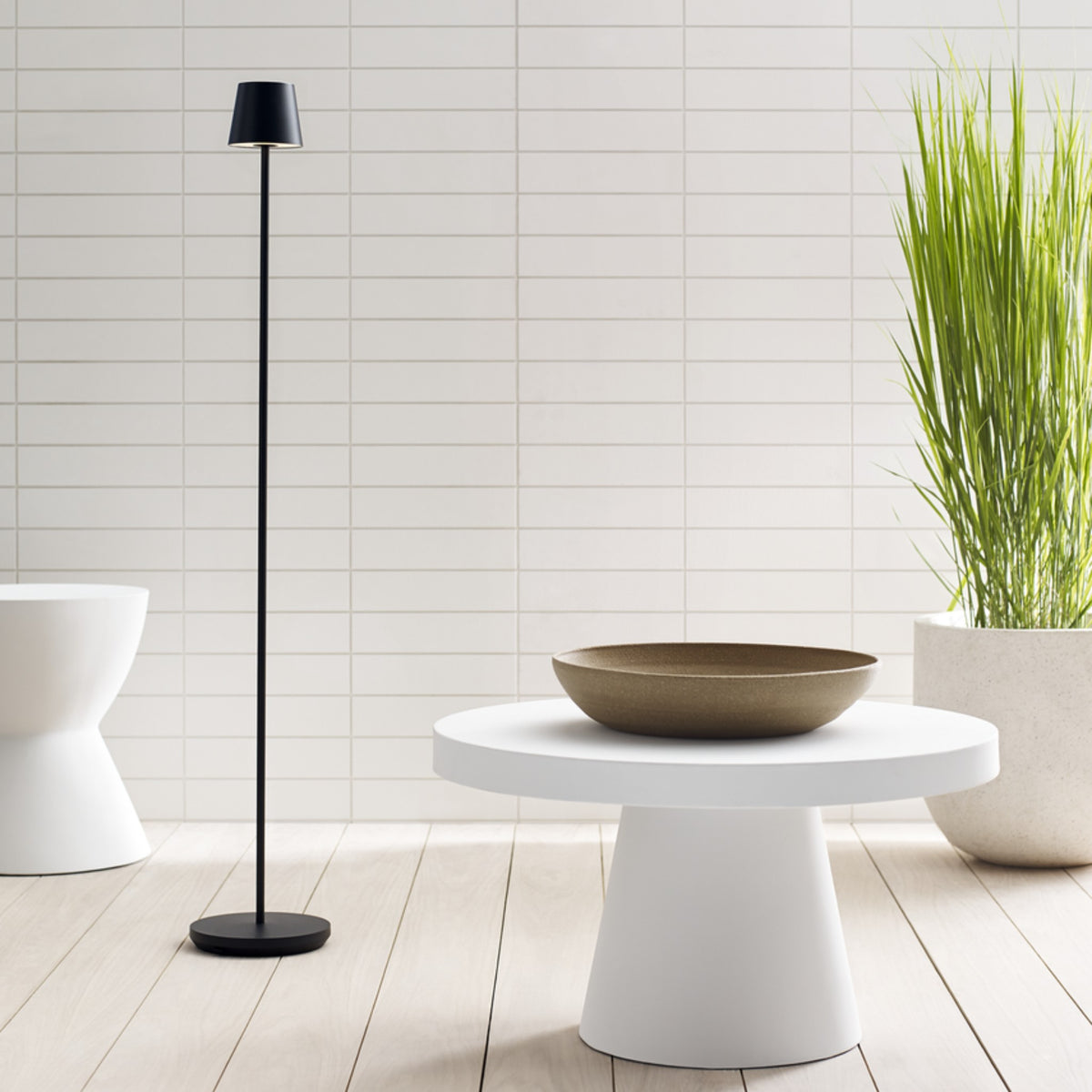 NEVIS MEDIUM RECHARGEABLE FLOOR LAMP - robinsonco.ca